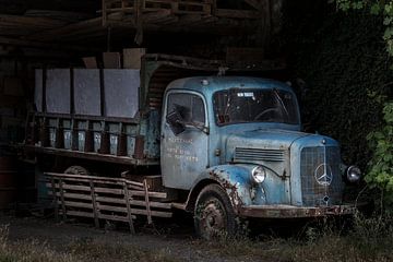 Oldtimer mercedes benz truck in a dilapidated shed.