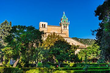 Spanje Mallorca, uitzicht op klooster met mooi park in Valldemossa van Alex Winter