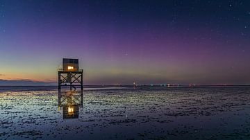 Het Noorderlicht bij het drenkelingenhuis op de Engelsmanplaat Waddenzee van Marga Vroom