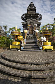 Tour sacrée en forme de pagode dans le complexe de temples balinais de Pura Melanting, à Bali sur Fotos by Jan Wehnert