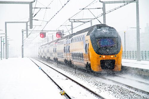 Besneeuwde trein op het Centraal Station in Amsterdam