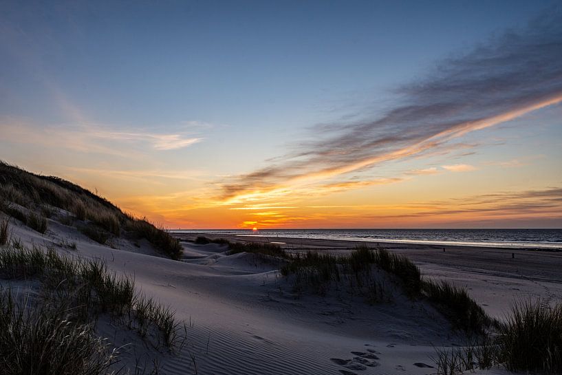 Zonsondergang op Vlieland. van Dylan Bakker