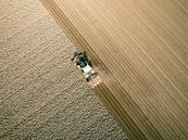 Tractor maakt de grond klaar voor het planten van gewassen van Sjoerd van der Wal Fotografie thumbnail