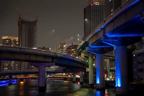 La jungle de béton d'Osaka le soir sur The Wandering Piston