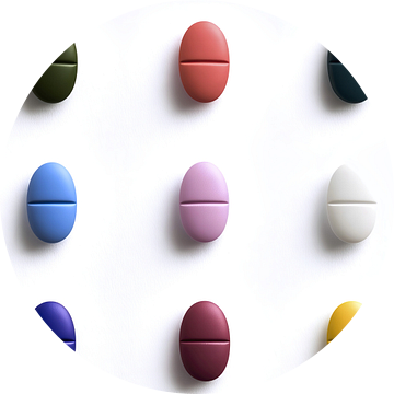 Kleurrijke pillen op een witte achtergrond