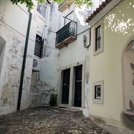 Petite place avec une fontaine dans une ruelle à Lisbonne sur Sofie Duchateau