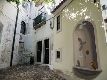 Kleiner Platz mit einem Brunnen in einer Gasse in Lissabon von Sofie Duchateau
