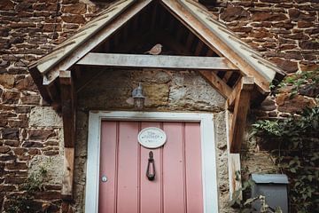Pastel roze voordeur van Engels huis | Reisfotografie | Engeland, UK van Sanne Dost
