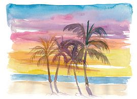 Des palmiers sur la plage dans une ambiance de coucher de soleil doré