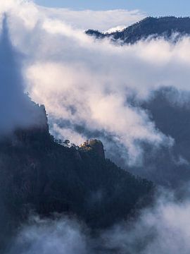 Low-hanging clouds in the Pico Bejenado by Willemijn Wolthaus