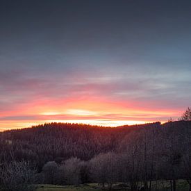 Uitzicht vanuit Sankt Englmar in Beieren naar het dal bij zonsondergang van Jonas Weinitschke