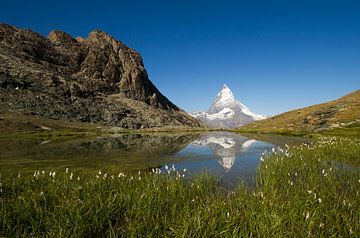 De Matterhorn spiegelend in de Riffelsee in het prachtige Zwitserland