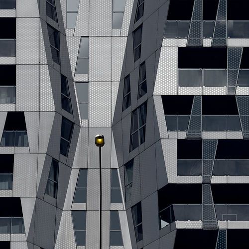 Architectural photograph of façade with street lighting in Rotterdam by Wim Schuurmans