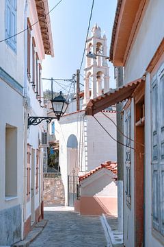 Typisch Grieks straatje in het oude gedeelte van Vathy (Samos-stad) van Angelique van Esch