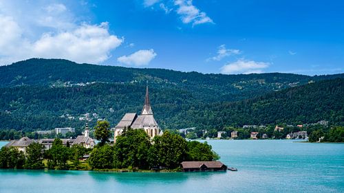 Uitzicht op de kerken van Maria Wörth aan de Woerthersee in Au