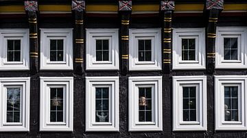 Façade d'une maison à colombages avec fenêtre à Hattingen sur Dieter Walther