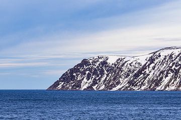 Bergen en rotsen in de winter in Finnmark, Noorwegen van Rico Ködder