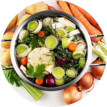 Bouillon met wortelen, uien, diverse verse groenten in een pot - kleurrijke verse heldere lentesoep. van Beats