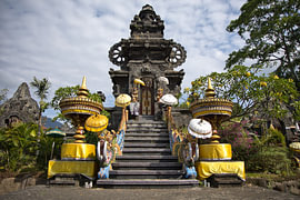 Tour sacrée en forme de pagode dans le complexe de temples balinais de Pura Melanting, à Bali sur Fotos by Jan Wehnert