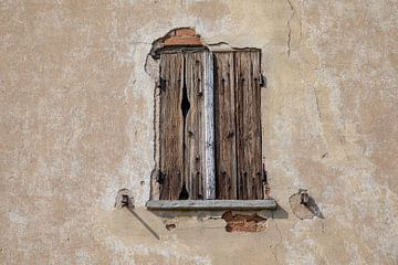 Oud raam  met houten luiken in Piemonte, Italië