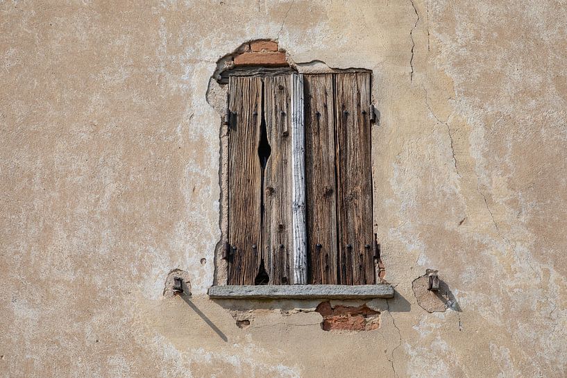 Altes Fenster mit hölzernen Fensterläden in Piemont, Italien von Joost Adriaanse