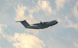 Fallschirmjäger über der Ginkelschen Heide (Variante 3) von Geerten Teekens