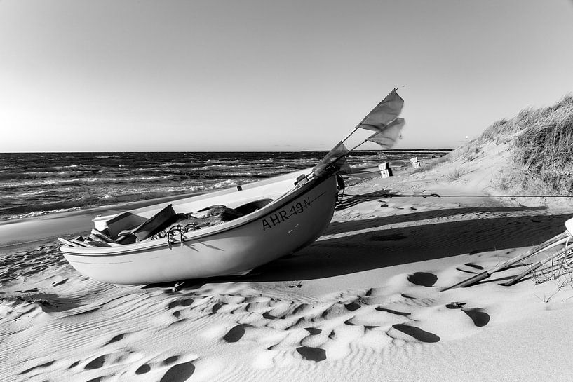 Eenzame boot op het strand (zwart-wit). van Sascha Kilmer