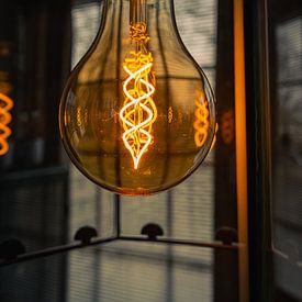 Schöne gelbe Lampe mit dunkler Atmosphäre von Bram van Egmond