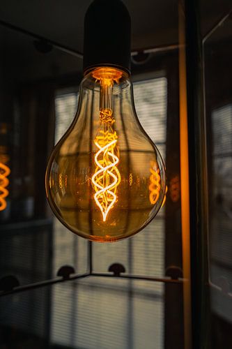 Mooi geel lampje met een donkere sfeer van Bram van Egmond