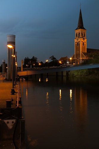 Kirche am Ufer des Wassers