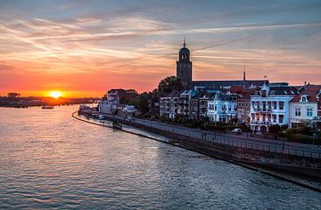 Deventer sur la rivière IJssel au coucher du soleil