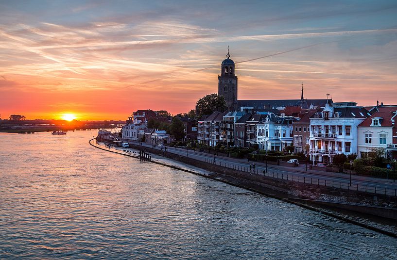 Deventer sur la rivière IJssel au coucher du soleil par VOSbeeld fotografie