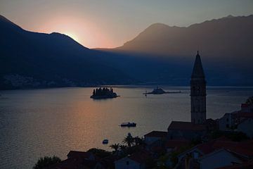 Zonsondergang in de baai van Kotor - Montenegro van t.ART