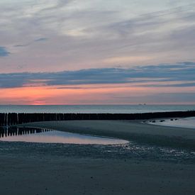 Zonsondergang strand Oostkapelle van Oostkapelle Fotografie