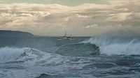 Vissersboot op stormachtige zee