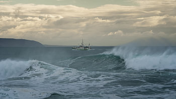Vissersboot op stormachtige zee
