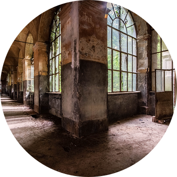 De grote gangen in een verlaten ziekenhuis van Aurelie Vandermeren