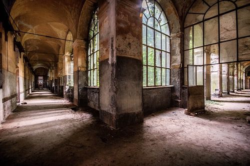 Les grands couloirs d'un hôpital abandonné