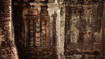 Mur très ancien, magnifiquement patiné par le temps, à Angkor.