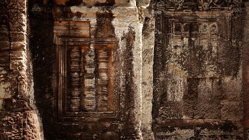 Zeer oude, prachtig verweerde muur in Angkor van Dirk Verwoerd