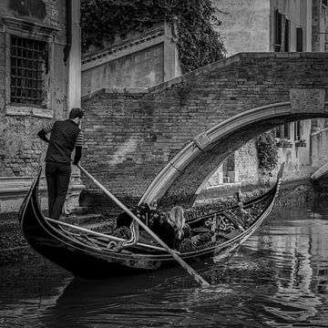 Italië in vierkant zwart wit, Venetie - Gondola! van Teun Ruijters