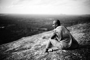 Boeddhistische Monnik, uitzicht Pidurangala-rots, Sigiriya, Sri Lanka von Roel Janssen