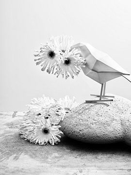 Umgestürzte Vase mit Gerbera's und lustigem Vogel von Martijn Hoogendoorn