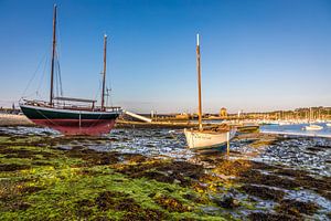Segelboote bei Ebbe im Hafen von Camaret-sur-Mer, Bretagne
