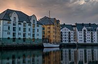 Le port d'Ålesund après une tempête de pluie, Norvège