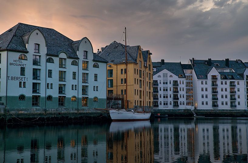 Le port d'Ålesund après une tempête de pluie, Norvège par qtx