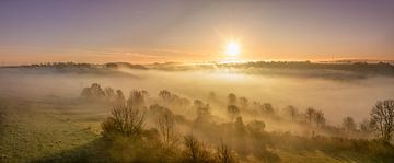 Mistige zonsopkomst boven de  Fromberg in Zuid-Limburg