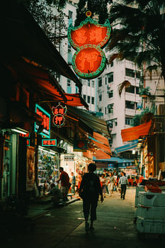 Neonlicht und Schatten: Gassenleben in Hongkong