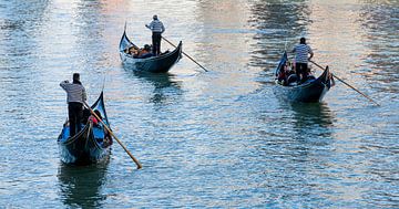 Venetië, Italie. Gondeliers op het "grande canal". van Ruurd Dankloff