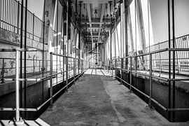 Industriële Brug in Zwart Wit Perspectief van Femke Ketelaar
